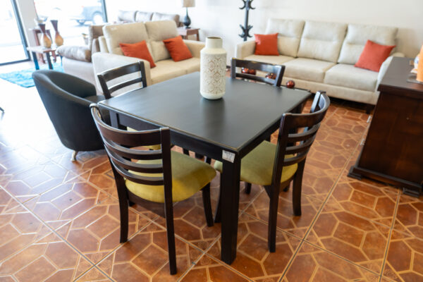 Comedor Cuadrado de Cenízaro