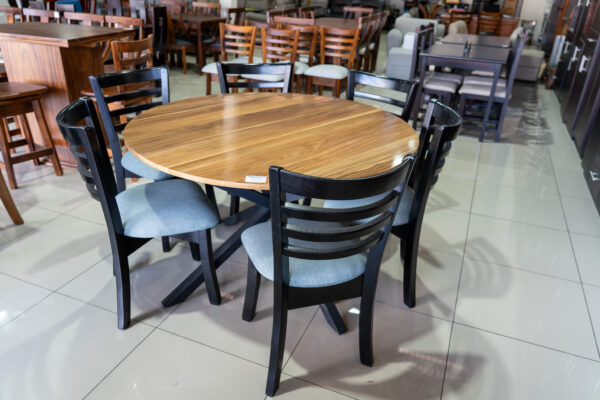 Comedor Redondo en Cenízaro y Laurel